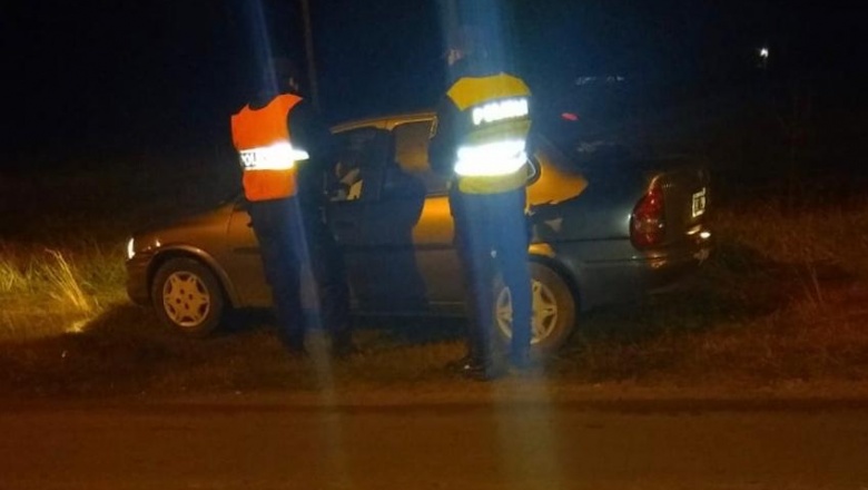 Detenidos por circular con permiso adulterado e intentar ingresar escondido en el baúl del auto.