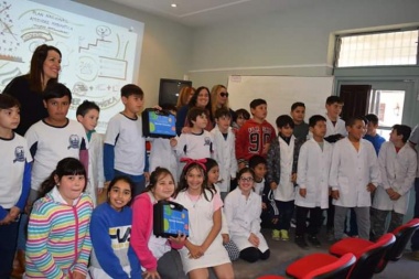ENTREGAMOS KITS MAGNÉTICOS A ESCUELAS DE NUESTRO DISTRITO