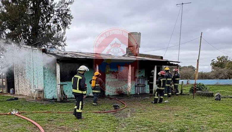 Incendio de vivienda en el km 50: intervención conjunta de bomberos de Magdalena y Bavio