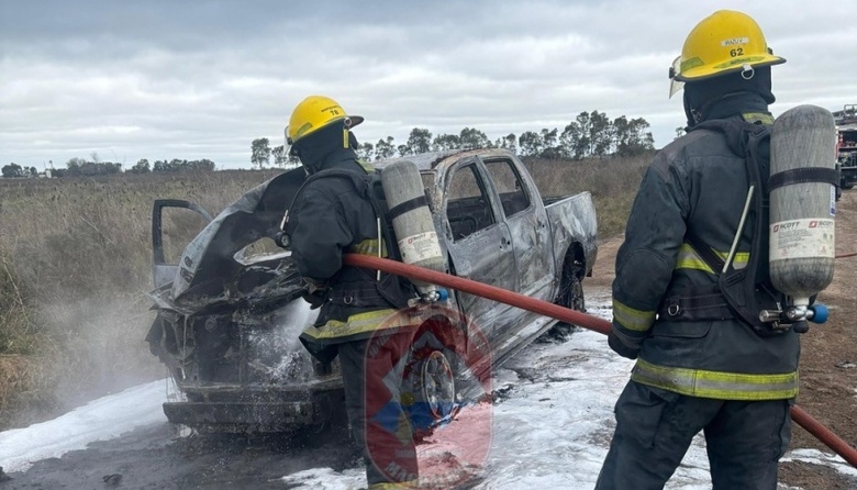 Incendio vehicular en Ruta 11: intervención de bomberos camino a Arditi