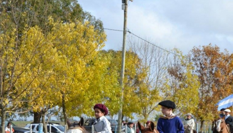 La Carreta celebra su 76° aniversario de con una gran jineteada en Bavio.