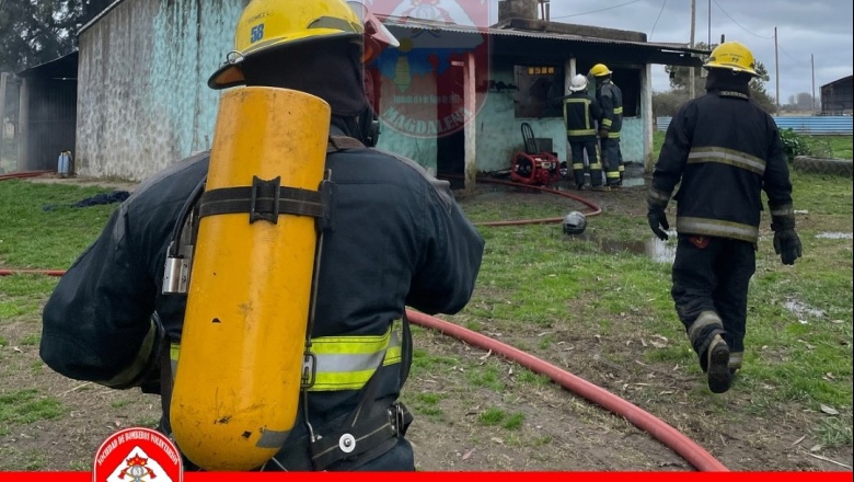 Incendio de vivienda en el km 50: intervención conjunta de bomberos de Magdalena y Bavio