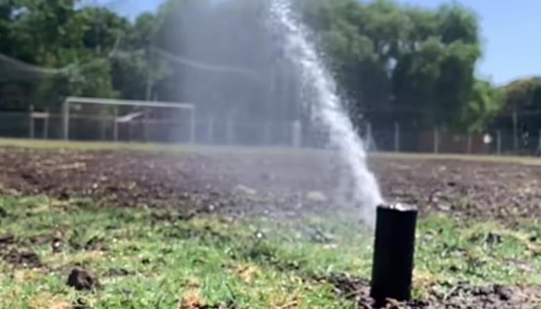 El Club Atalaya estrenó sistema de riego automático para su cancha de fútbol