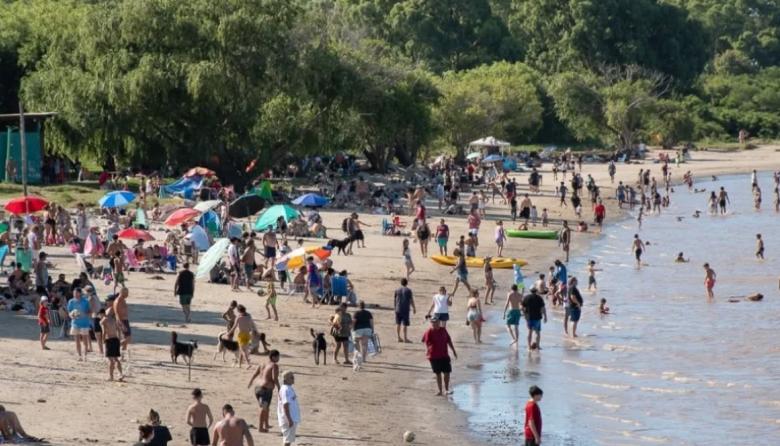 La playa El Pericón volvió a reunir a vecinos y turistas con actividades culturales y deportivas