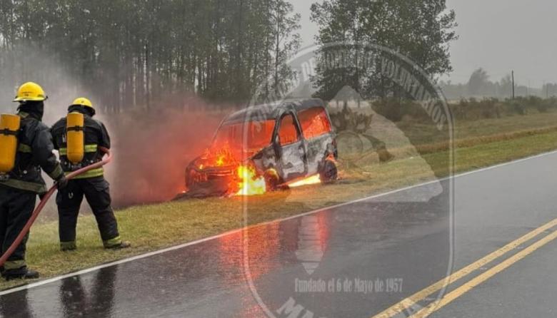 Incendio vehicular en Ruta 11 a la altura del kilómetro 53