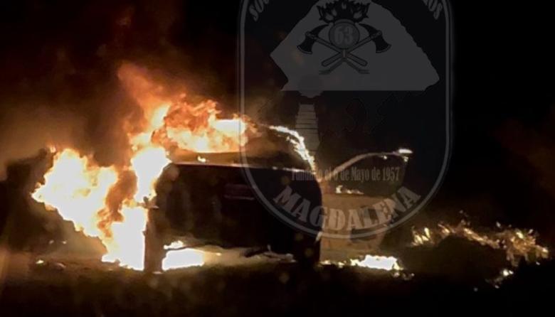 Bomberos de Magdalena intervinieron en un incendio vehicular sobre la Ruta 11