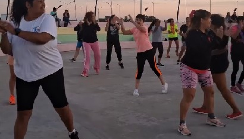 Magdalena cerró la temporada de Zumba en el Anfiteatro con más de 60 vecinas