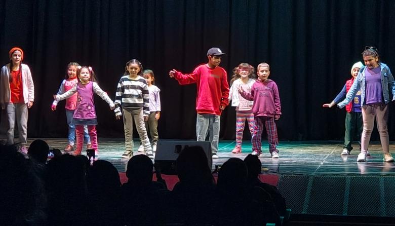 Los talleres municipales de Canto y Comedia Musical se presentaron a sala llena en Magdalena