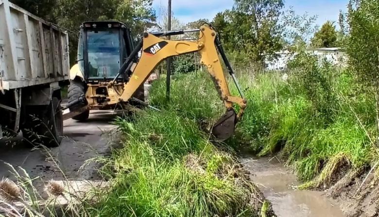 Punta Indio: realizan tareas de limpieza de zanjas en calle 27 y Circunvalación 12
