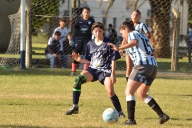 Fútbol femenino: entrega total, emociones intensas y una puntera imbatible