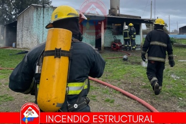 Incendio de vivienda en el km 50: intervención conjunta de bomberos de Magdalena y Bavio