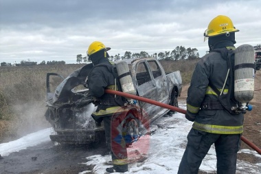 Incendio vehicular en Ruta 11: intervención de bomberos camino a Arditi