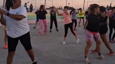 Magdalena cerró la temporada de Zumba en el Anfiteatro con más de 60 vecinas