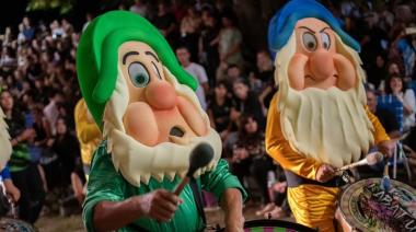 Miles de personas eligen cada noche el corso de Bartolomé Bavio