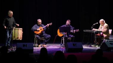 El Teatro Español vivió una noche a pura música y tradición con una peña a sala llena