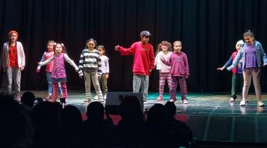 Los talleres municipales de Canto y Comedia Musical se presentaron a sala llena en Magdalena