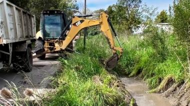 Punta Indio: realizan tareas de limpieza de zanjas en calle 27 y Circunvalación 12