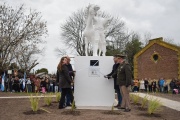 Inauguraron en Bavio un monumento a Cajaraville y su caballo Decano