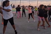 Magdalena cerró la temporada de Zumba en el Anfiteatro con más de 60 vecinas