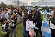 Bavio vivió una nueva jornada de intercambio de figuritas en la previa de Argentina